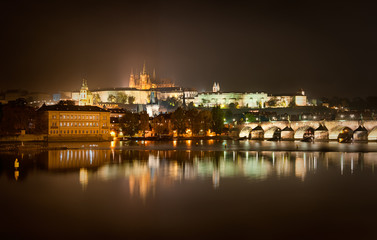 Fototapeta na wymiar Charles bridge and St. Vitus cathedral, Prague, Czech republic