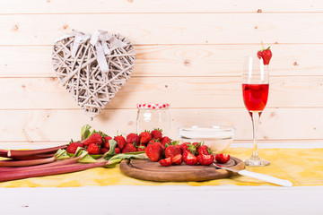 Erdbeeren garniert für Fruchtcocktail