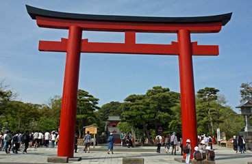 Japon, le grand torii vermillon de Kamakura