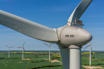 Luftbild einer Windenergieanlage