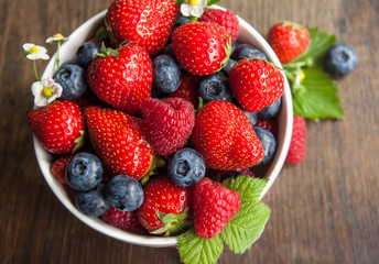 Frische Beerenmischung aus Erdbeeren Himbeeren und Heidelbeeren 
