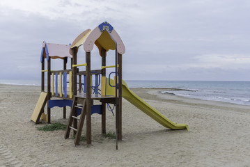 Columpios en la playa de Marina Dor (Oropesa del Mar, Castellón - España).