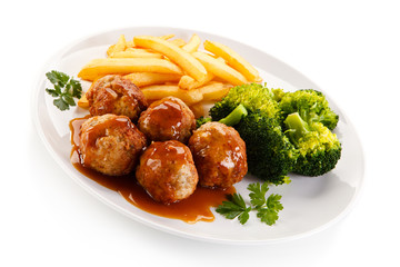 Roasted meatballs, chips and vegetables