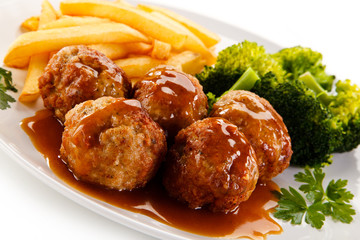 Roasted meatballs, chips and vegetables