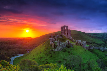 Ruïnes van het Corfe-kasteel bij prachtige zonsopgang in County Dorset, UK