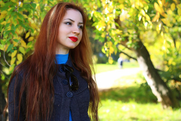 Naklejka premium Girl autumn leaves coat