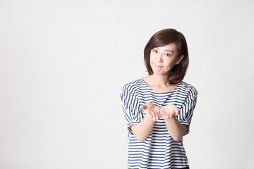 Obraz premium ポートレート・ミドル女性(白背景)