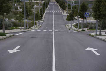 Carriles con flechas de dirección.