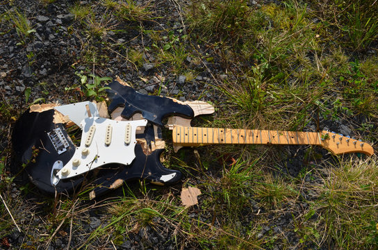 Zertr&uuml;mmerte Gitarre