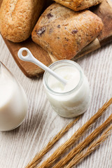 Yogur natural con panes integrales vista superior