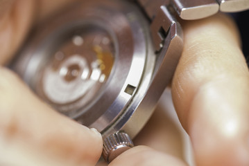 Dando cuerda a reloj.
