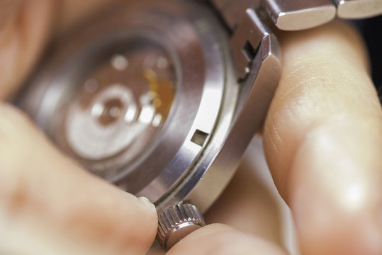 Dando cuerda a reloj.