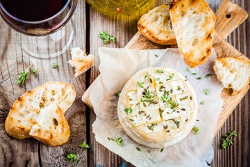 Baked camembert with toasts and thyme - obrazy, fototapety, plakaty