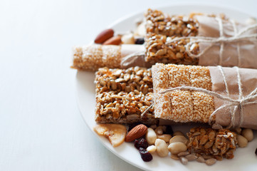 Granola bars made of sesame seeds, peanuts, cashew nuts.