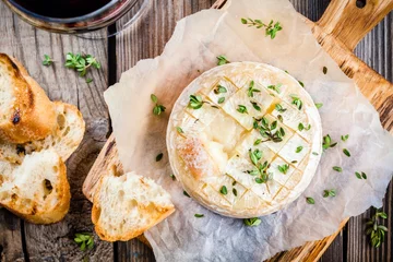Plexiglas foto achterwand Baked camembert with toasts and thyme © nblxer