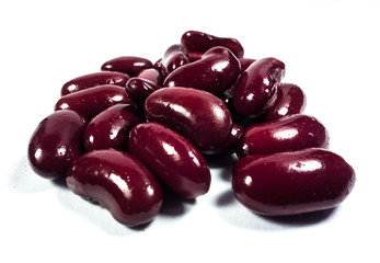 Rote Kidneybohnen auf weißen Hintergrund