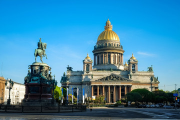 Obraz premium Isaac Cathedral and monument of emperor Nicholas in front of him