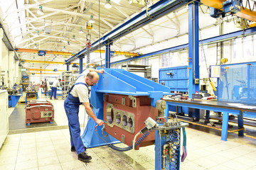 Facharbeiter in einer Fabrik für Maschinenbau // industrial workers in mechanical engineering