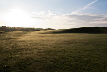 Obraz premium Golf course at dawn with low light