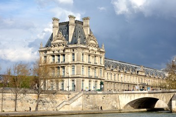 Fototapeta na wymiar Le Louvre, les Tuileries vues depuis la Seine