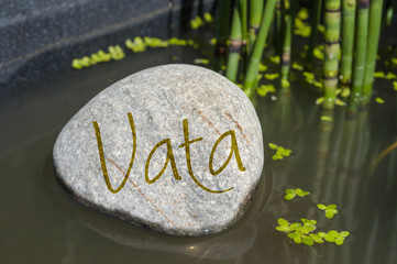 Stein mit Wassergarten und roter japanischer Ahorn mit Vata Ayurveda