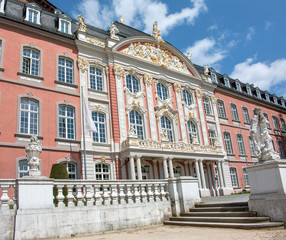Fototapeta na wymiar Kurfürstliches Palais (Schloss) Trier Rheinland-Pfalz
