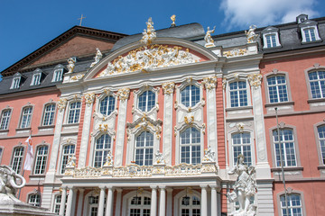 Fototapeta na wymiar Kurfürstliches Palais (Schloss) und Konstantinbasilika Trier Rheinland-Pfalz