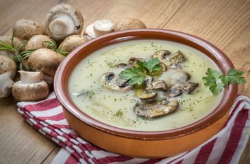 Plato de crema de champiñones