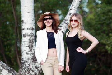 две девушки в парке