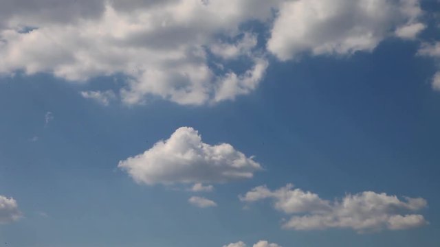 Cielo azzurro con nuvole bianche in una giornata di sole
