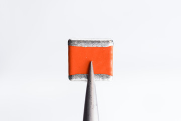 SMD Kondensator vor hellem Hintergrund