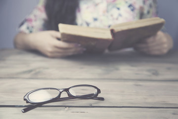 women read a book