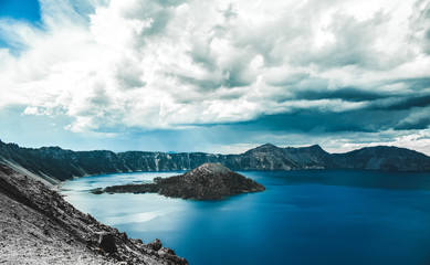 Fototapeta na wymiar Crater Lake, Oregon. mount wizzard is in the middle of the lake