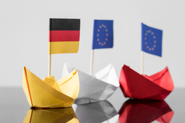 Papierschiffe mit deutscher und europäischer Flagge