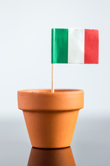 Blumentopf mit italienischer Fahne