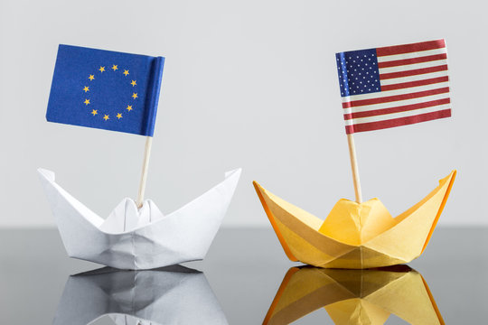 Papierschiffe mit europ&auml;ischer und amerikanischer Fahne