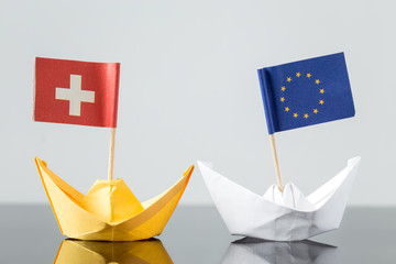 Papierschiffe mit europäischer und schweizer Fahne