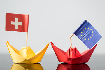Papierschiffe mit europäischer und schweizer Fahne