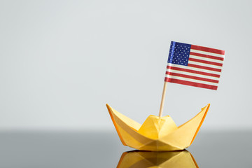 Papierschiff mit amerikanischer Flagge