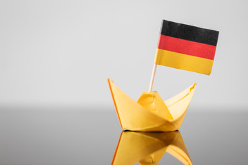 Papierschiff mit Deutschland Flagge