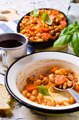 Baked beans in sauce