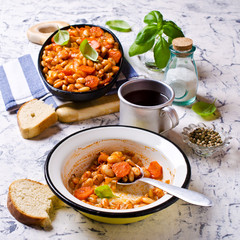 Baked beans in sauce