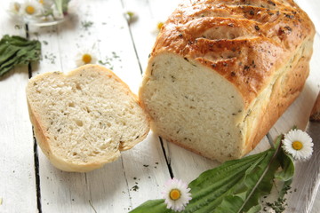 Brot Weißen Brennnessel Kräuter Wildkräuter Tisch Holz