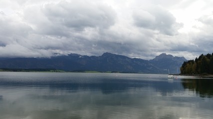 Düstere Herbststimmung am Bergsee