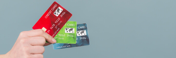 frauenhand mit mehreren kreditkarten