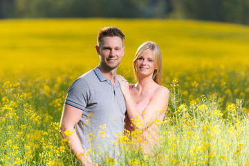 hübsches pärchen im rapsfeld