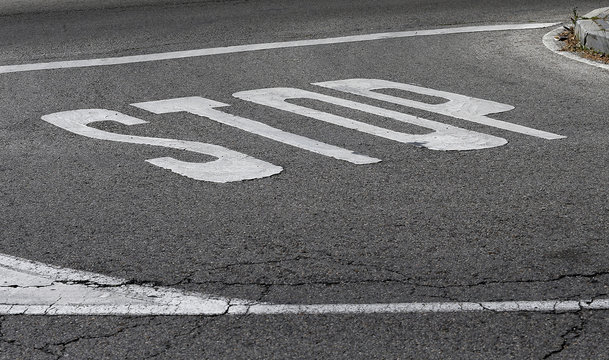 SE&Ntilde;AL DE STOP PINTADA EN EL SUELO