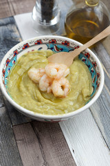 Vellutata di piselli e gamberi