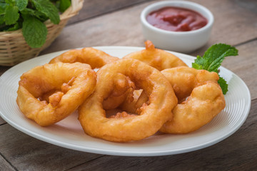Fried onion rings with ketchup