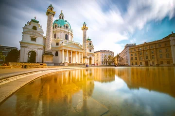 Selbstklebende Fototapeten Blick auf st. Karlskirche am Karlsplatz in Wien. Langzeitbelichtungstechnik mit verschwommenen Wolken und glänzendem Wasser © rh2010